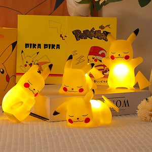 🌟 Ilumine os Sonhos do Seu Pequeno: Com a Luz Noturna Pikachu, cada noite se torna uma nova aventura! A luz suave proporciona um ambiente tranquilo, perfeito para acalmar e embalar seu filho para o sono.