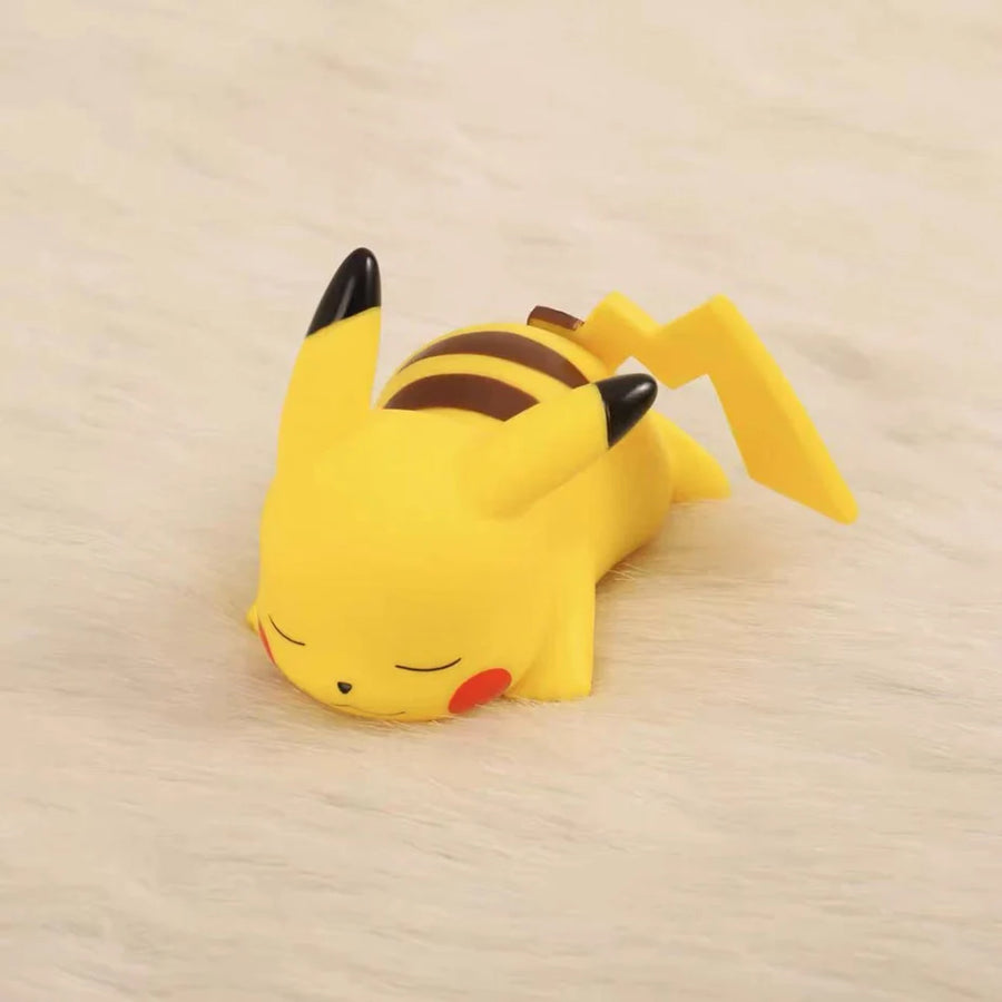 🌟 Ilumine os Sonhos do Seu Pequeno: Com a Luz Noturna Pikachu, cada noite se torna uma nova aventura! A luz suave proporciona um ambiente tranquilo, perfeito para acalmar e embalar seu filho para o sono.